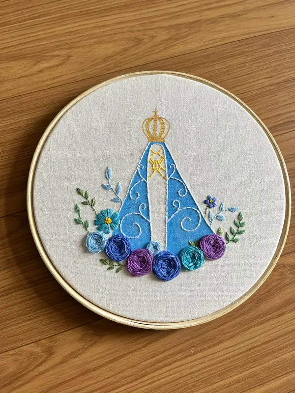 Nossa Senhora Aparecida bordada à mão, com manto azul e rosas