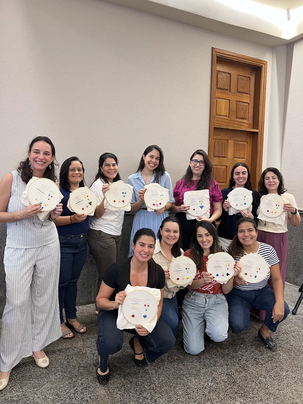 Turma reunida ao fim do encontro, cada uma com o próprio bastidor